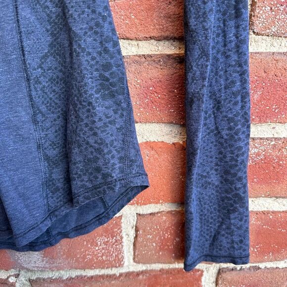 Lululemon Between The Lines Navy Inkwell Snakeskin Desert Longsleeve Shirt Sz 6 - Picture 5 of 7